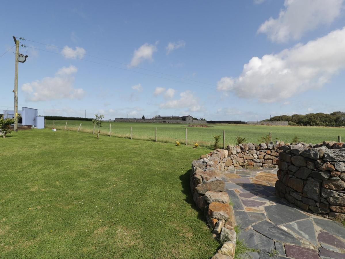 Drws Y Gorlan Villa Llannerch-y-medd Exterior photo